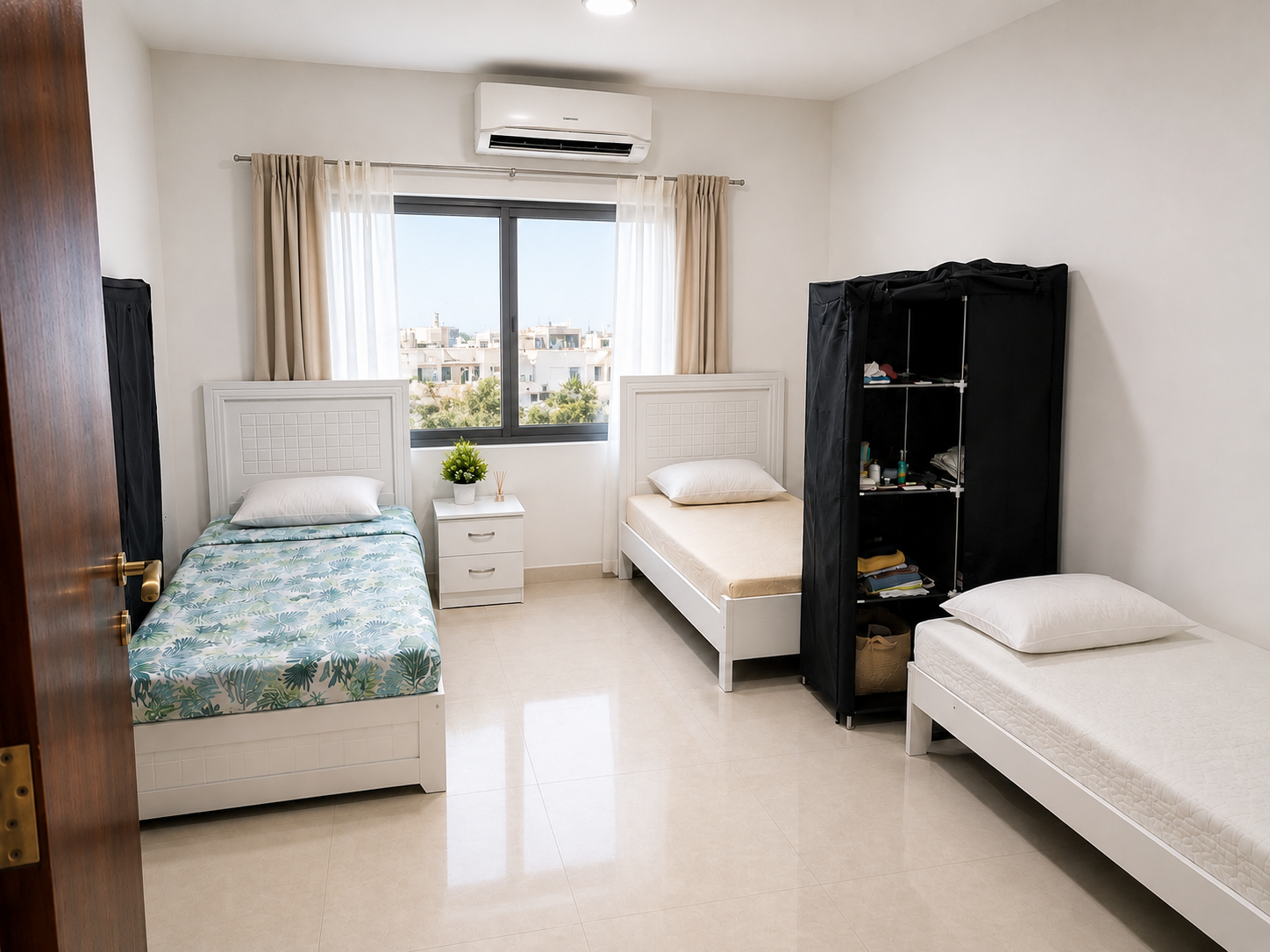 Room for 3 with window : Single Bed